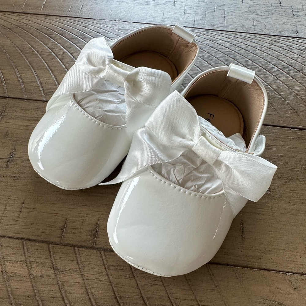 🆕 NWT☁️White🤍Patent ‘Felix & Flora’ Mary Jane shoes with a bow! 12-18m